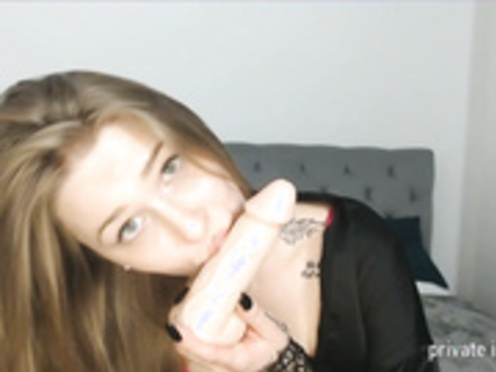 Julie_Ariel ts sucking dildo